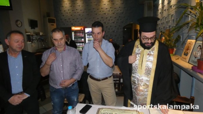 Έκοψε τη Βασιλόπιτα η ομάδα της Κρύας Βρύσης μέσα σε οικογενειακό κλίμα στο Ρακαριό (εικονές)