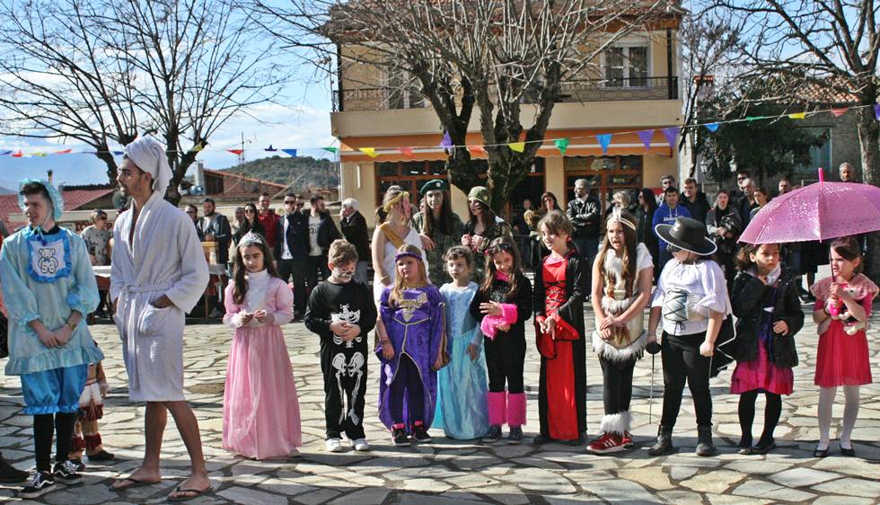 Αποκριάτικο πάρτι και κούλουμα την Καθαρά Δευτέρα από τον ΕΜΟ Καστρακίου στην πλατεία του χωριού