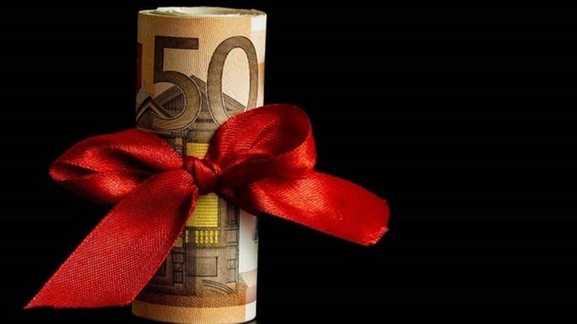 «Βόμβα» Σταϊκούρα: Εξετάζεται αναστολή καταβολής δώρου Πάσχα