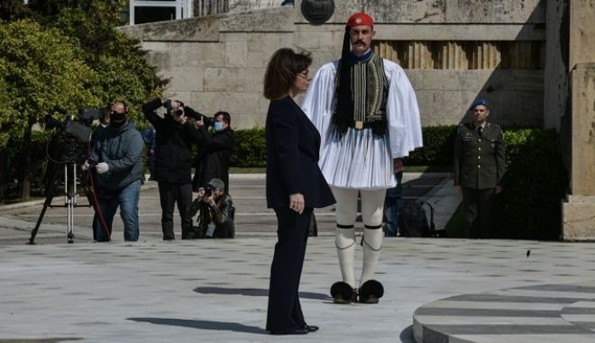 25η Μαρτίου: Λιτός ο εορτασμός - Πέταξαν μαχητικά πάνω από την Αθήνα