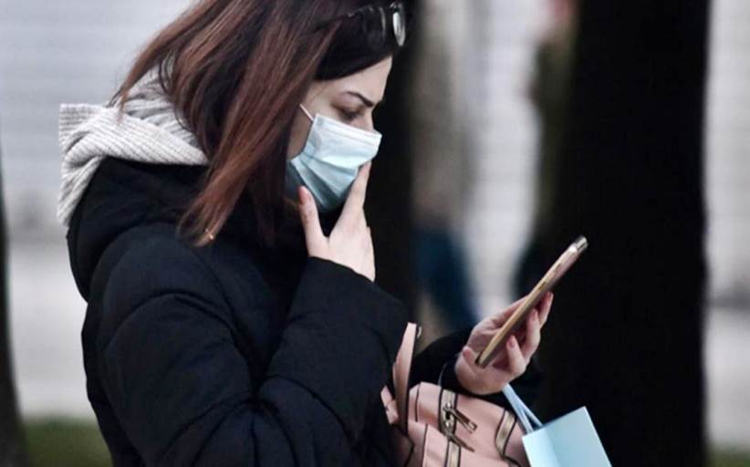 Κοροναϊός: Ειδικοί εφιστούν την προσοχή για τον ιό-Μένει στα κινητά μια βδομάδα