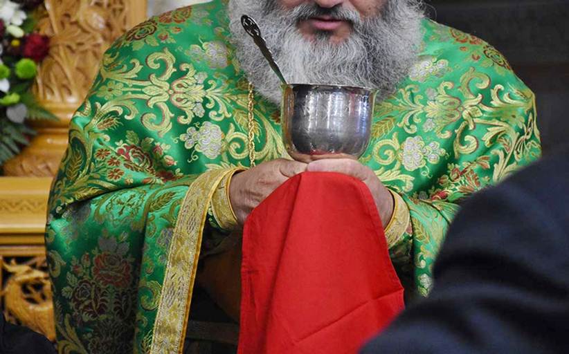 Μαίνεται ο «πόλεμος» και στα Τρίκαλα για τη Θεία Κοινωνία, με αφορμή τον κορωνοϊό.