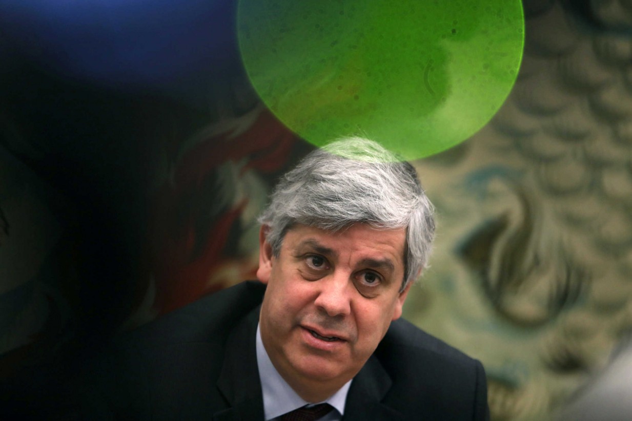 Eurogroup: Δραματικός Σεντένο πριν την συνεδρίαση – «Βουλιάζουμε ή κολυμπάμε μαζί»