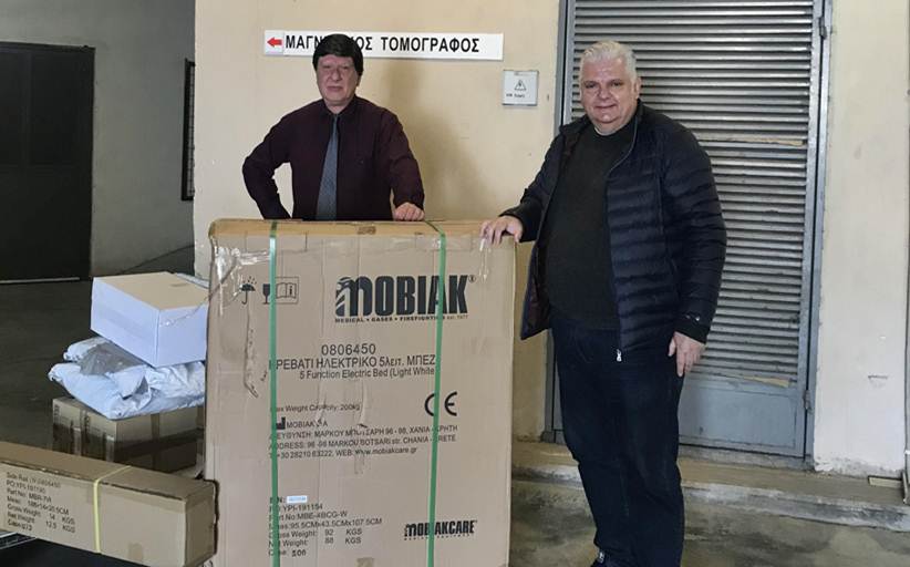 Ο Γιάννης  Μπουτίνας παρέδωσε ιατρικό υλικό στο Γ.Ν. Τρικάλων