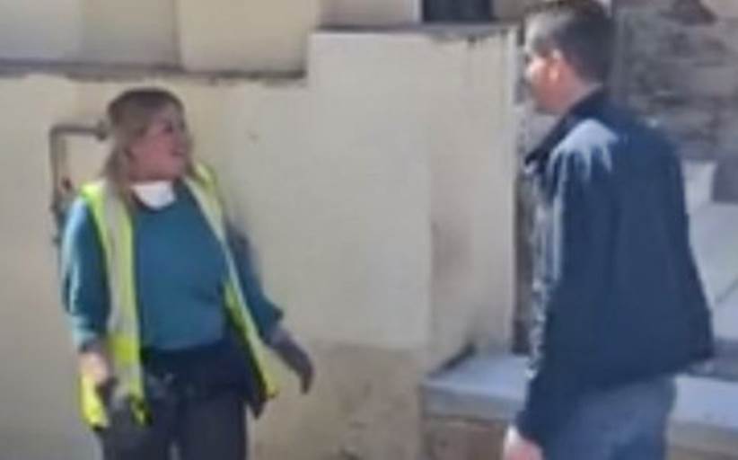 Ηρωική καθαρίστρια που βρήκε 19.000 ευρώ και παρέδωσε τα χρήματα