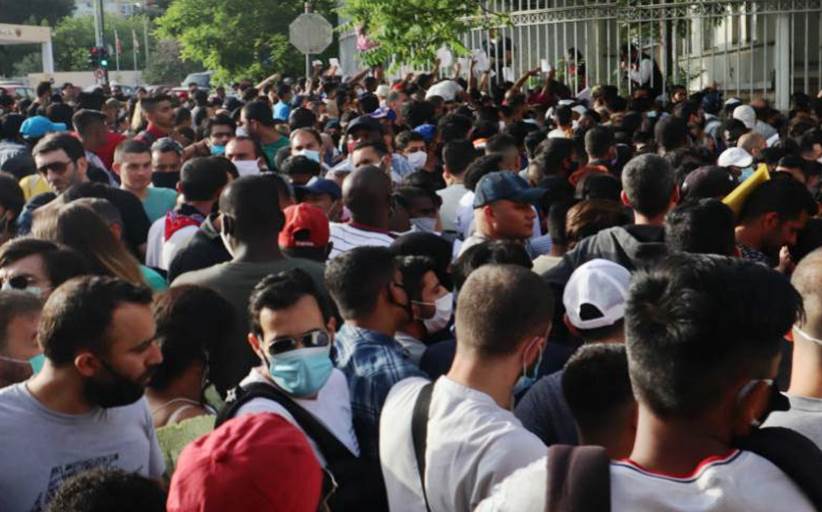 Ντροπιαστικές εικόνες συνωστισμού και χάους έξω από την υπηρεσία Ασύλου