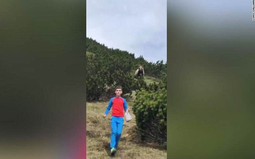 Απίστευτο βίντεο: Αρκούδα ακολουθεί ένα 12χρονο