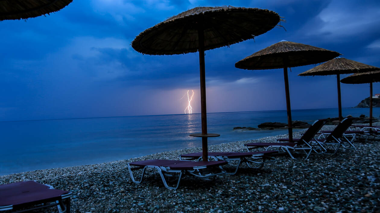 Καιρός: Μετά τη θερμή «εισβολή», επιδείνωση με βροχές και καταιγίδες
