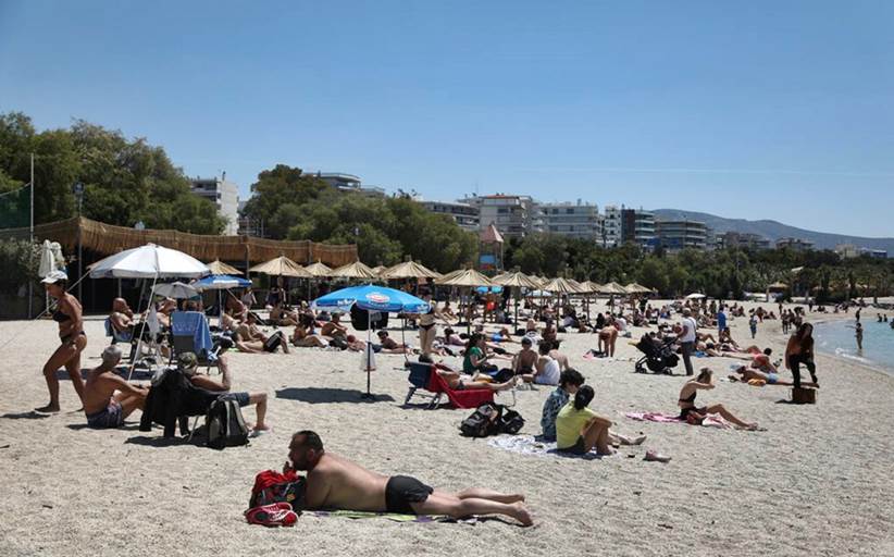 Κορωνοϊός: Πλήθος κόσμου στις παραλίες της Αττικής