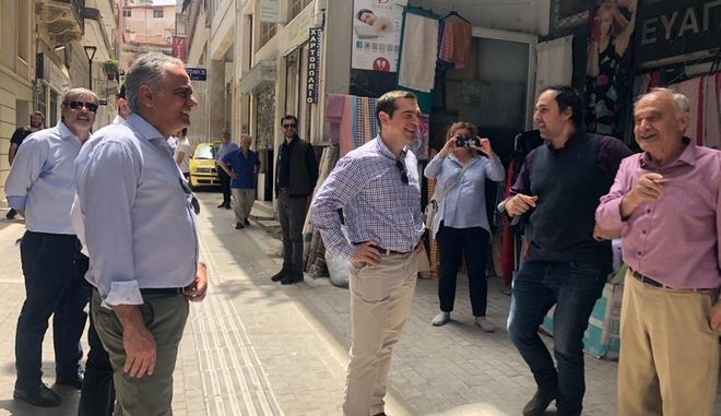 Τσίπρας: Συζήτηση με καταστηματάρχες