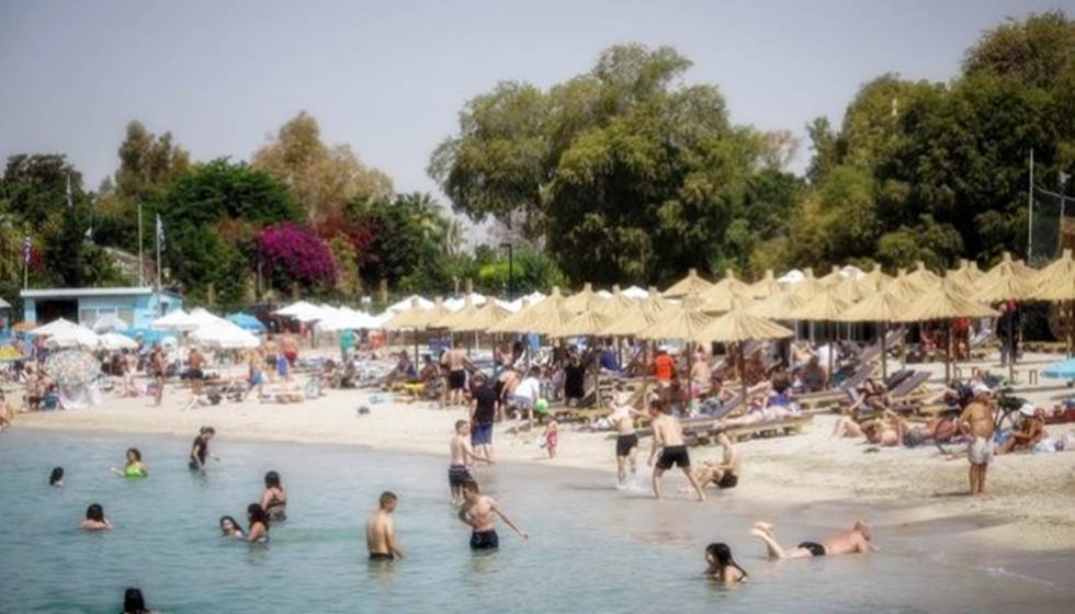 Στις παραλίες οι πολίτες εξαιτίας των υψηλών θερμοκρασιών