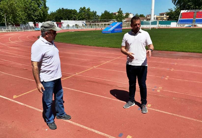 Συνεχίζονται οι παρεμβάσεις για τη βελτίωση των αθλητικών υποδομών του Δήμου Τρικκαίων με ταρτάν στο στάδιο