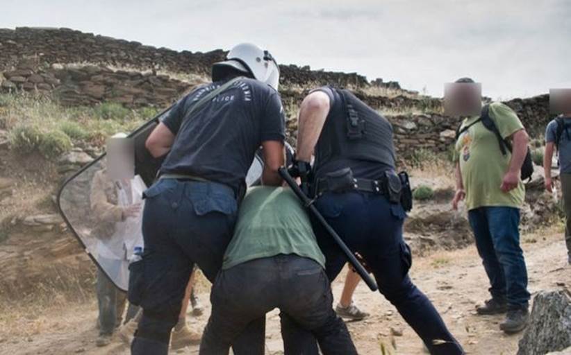 Βίαια επεισόδια στην Τήνο για τις ανεμογεννήτριες