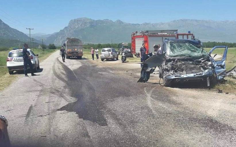 Τρίκαλα: Φορτηγάκι έπεσε επάνω σε βυτιοφόρο - Ένας τραυματίας