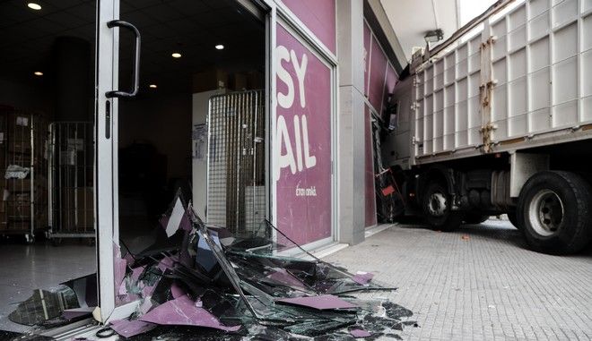 Πέθανε ο οδηγός του φορτηγού που έπεσε σε κατάστημα στην Πειραιώς