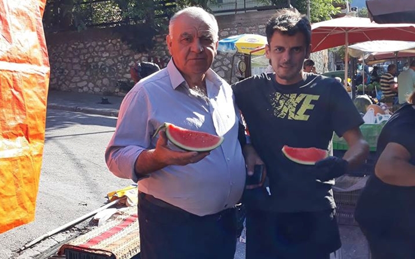 Για καρπουζάκι στη λαϊκή ο αντιδήμαρχος Δημήτρης Κόττης