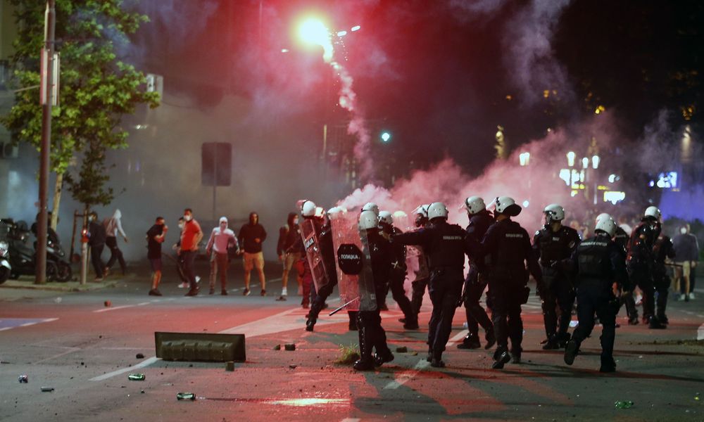 Οργή στη Σερβία κατά του νέου lockdown - Διαδηλωτές εισέβαλαν στην Βουλή