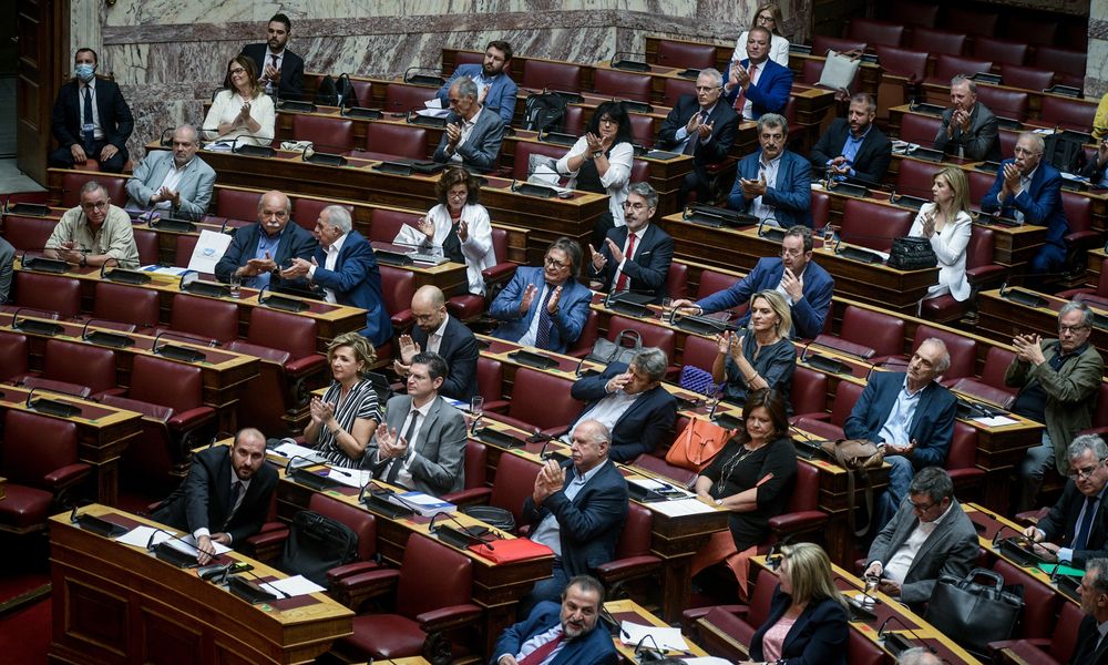 ΣΥΡΙΖΑ: «Σας αφήνουμε μόνους σας να το ευχαριστηθείτε»