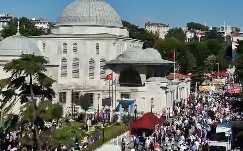 Αρχίζει το σόου Ερντογάν στην Αγία Σοφία - Εκατοντάδες Τούρκοι στο προαύλιο