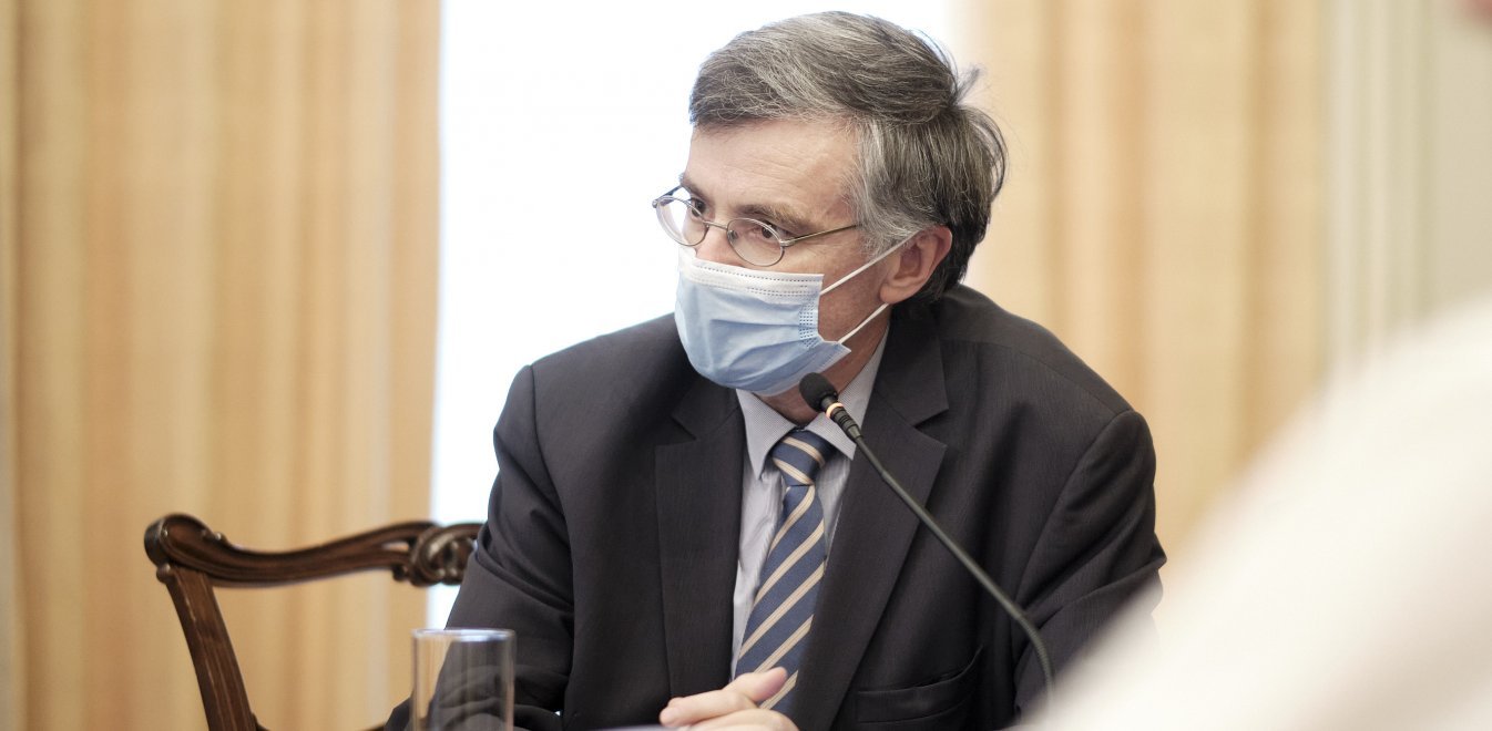 SOS από Τσιόδρα: Κάθε κρούσμα δίνει άλλο ένα - Τι μάθαμε για τα φάρμακα