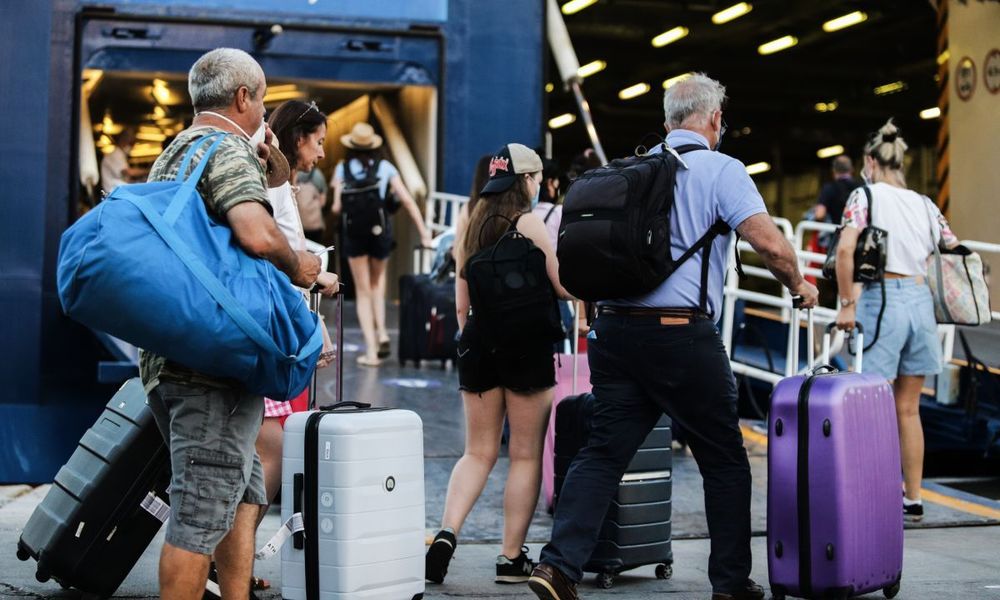 Παρά την αλματώδη αύξηση κρουσμάτων, αυξάνεται η πληρότητα στα πλοία κατά 20%