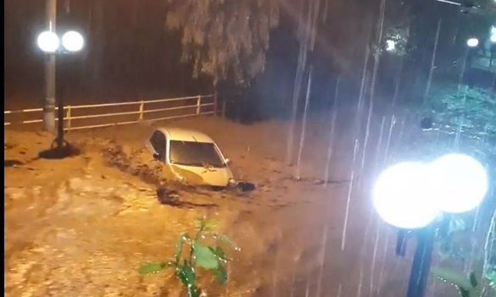 Ψαχνά Ευβοίας: Σοκαριστικό βίντεο με το δρόμο να έχει μετατραπεί σε ποτάμι παρασέρνοντας αυτοκίνητo