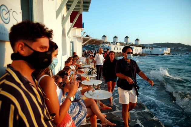 Κορονοϊός: Μοντέλο Πάρου σε Μύκονο και Χαλκιδική