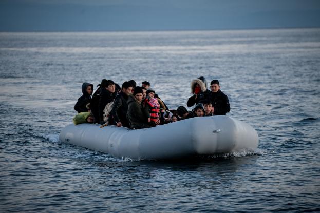 New York Times: Η Ελλάδα φορτώνει πρόσφυγες σε φουσκωτά και τους εγκαταλείπει στο Αιγαίο