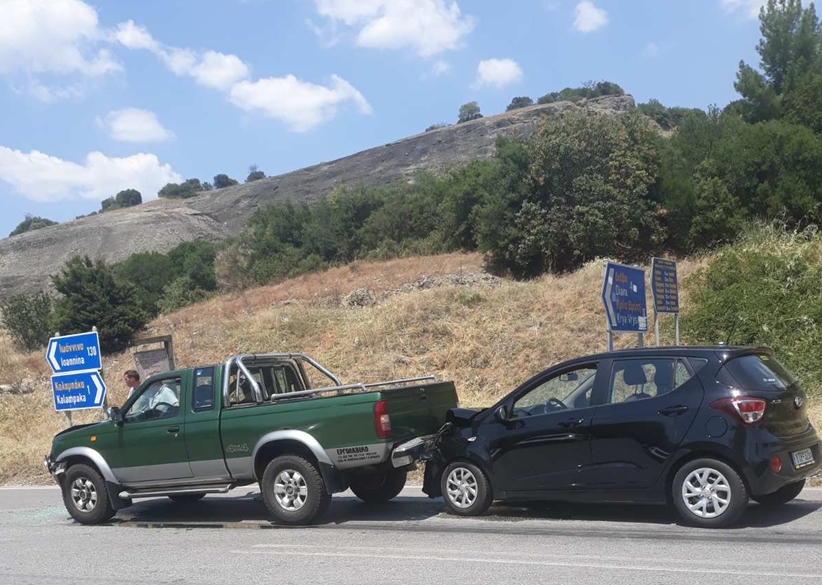 Τροχαίο στην Καλαμπάκα έξω από το Κ.Υ Καλαμπάκας, ευτυχώς μόνο με υλικές ζημιές