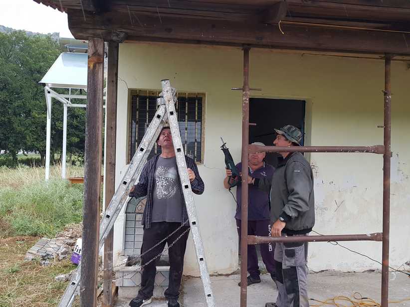 Συντήρηση και  απαραίτητες επισκευές  στα αποδυτήρια του ΑΟ Θεόπετρας