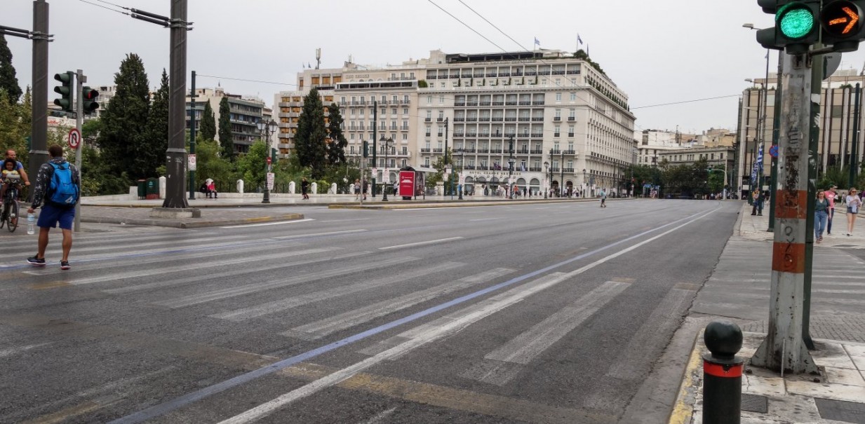 Συμμορία ανηλίκων: Ληστής ετών 8 στην πλατεία Συντάγματος – «Δώσε το κινητό αλλιώς θα φας μαχαιριά»