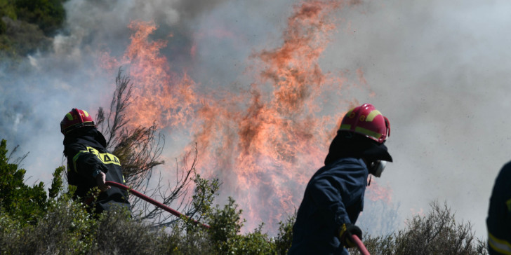 Φωτιά στον Διόνυσο και στον Νέο Βουτζά - Διακοπές ρεύματος στη Νέα Μάκρη