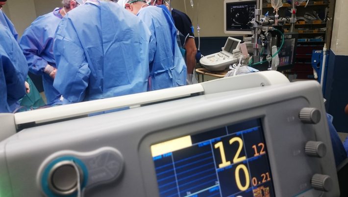 Ο λόγος που νεαρά, υγιή άτομα χωρίς υποκείμενα νοσήματα καταλήγουν στην εντατική