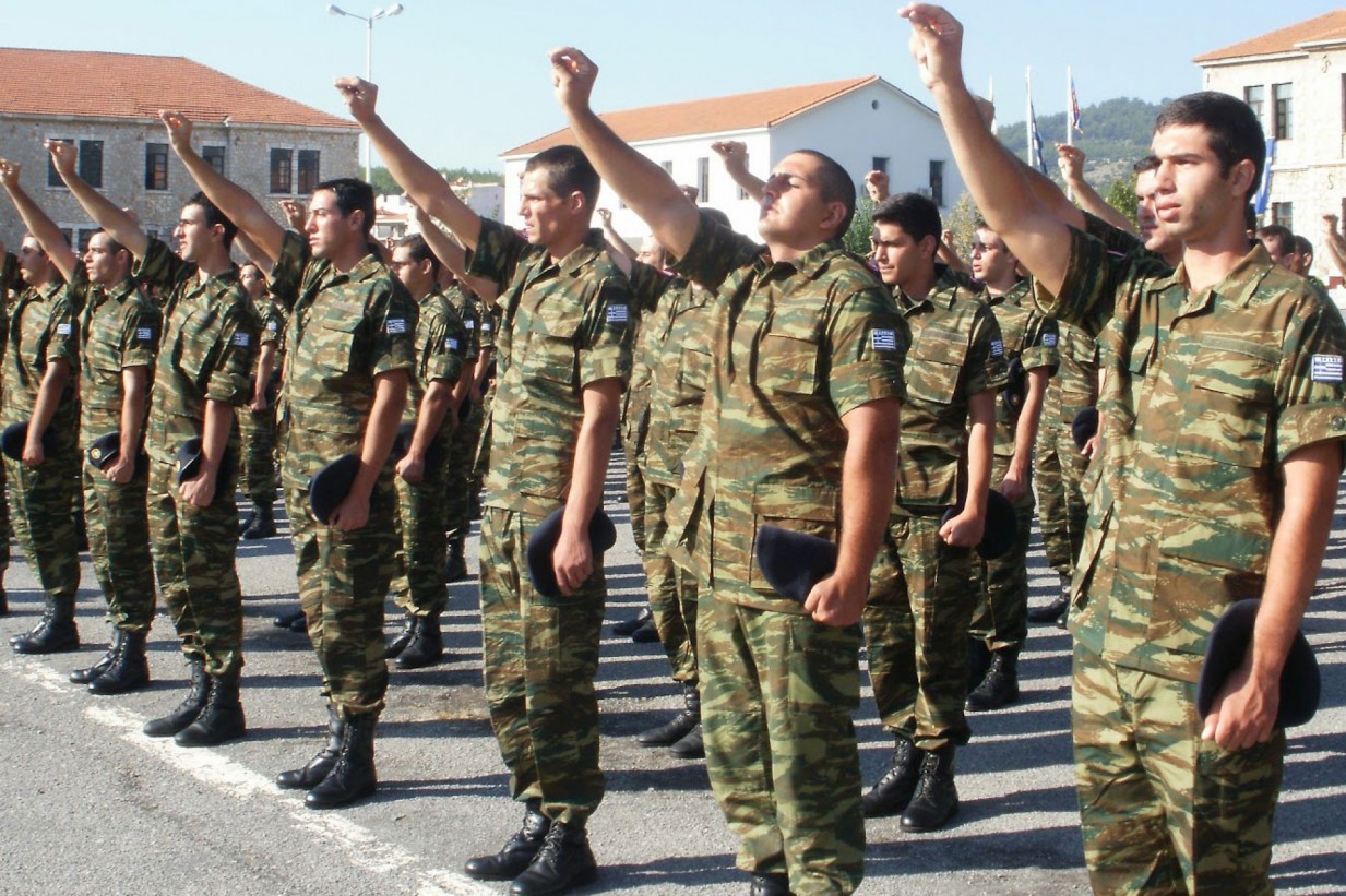 Εξετάζεται η υποχρεωτική στράτευση στα 18 - Τι είπε ο Μητσοτάκης