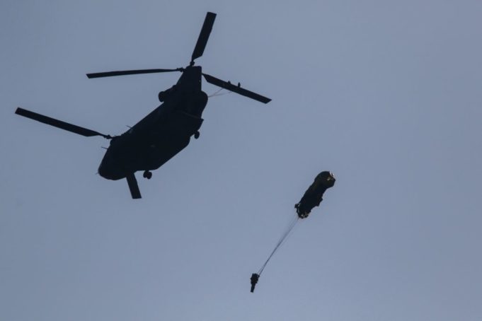 Νεκρός αλεξιπτωτιστής που παρασύρθηκε από δυνατούς ανέμους