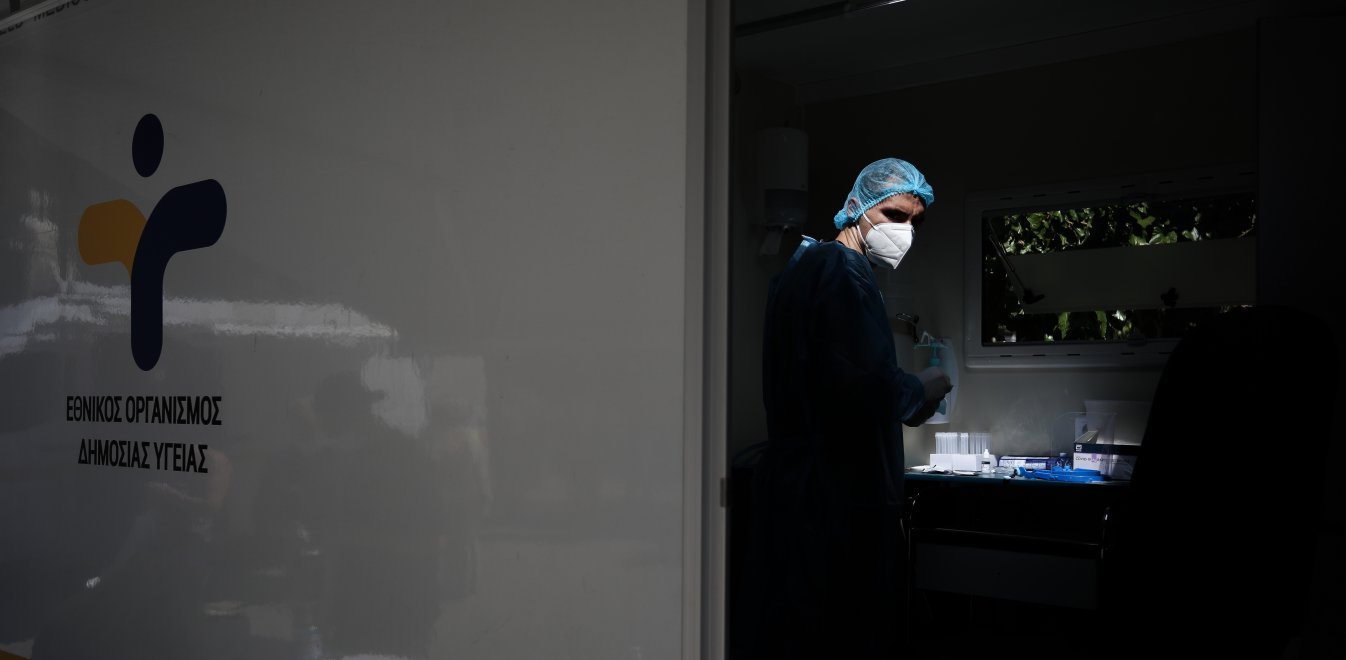Κορονοϊός: 411 κρούσματα και 2 νεκροί σε 24 ώρες - 89 οι διασωληνωμένοι