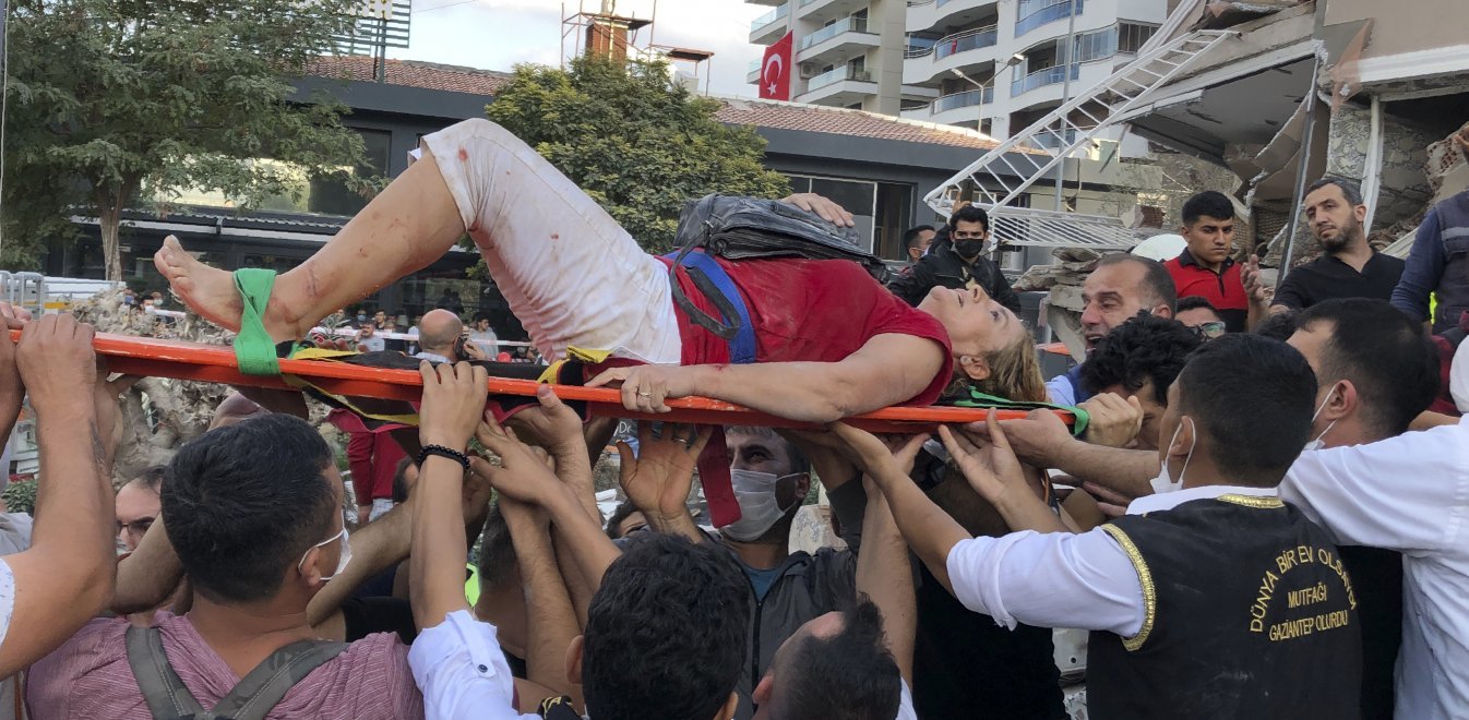 Σεισμός: 24 νεκροί, 40 εγκλωβισμένοι και πάνω από 800 τραυματίες στη Σμύρνη