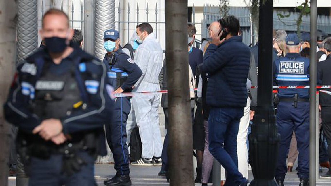 Τρομοκρατική επίθεση στη Γαλλία: Τρεις νεκροί, πολλοί τραυματίες