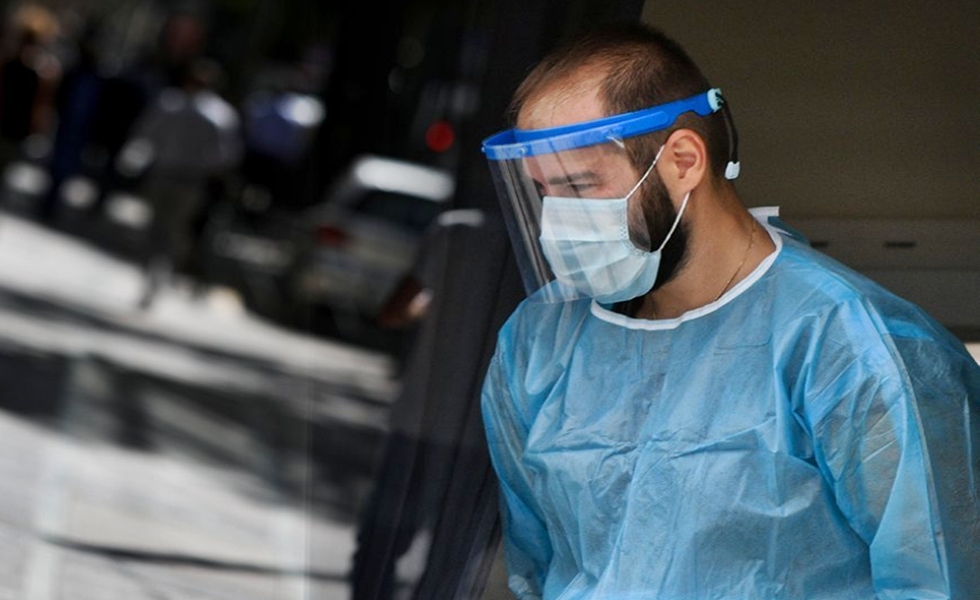 Κορονοϊός: «Φονικός» μήνας ο Οκτώβρης με 137 νεκρούς - «Χτυπά» νέους και καπνιστές