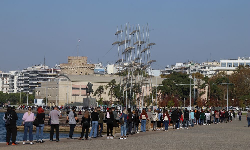 Γιατί θέριεψε ο κορωνοϊός σε Θεσσαλονίκη και Λάρισα