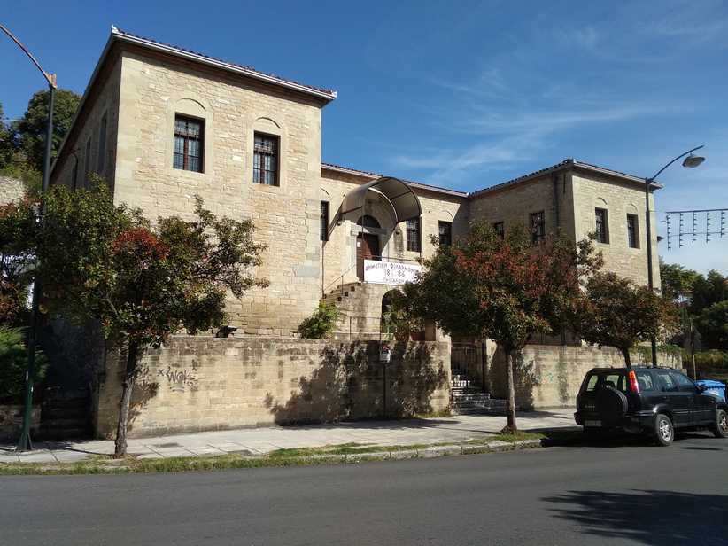 Από  ένα κούφιο δόντι,  γαμώτο!
