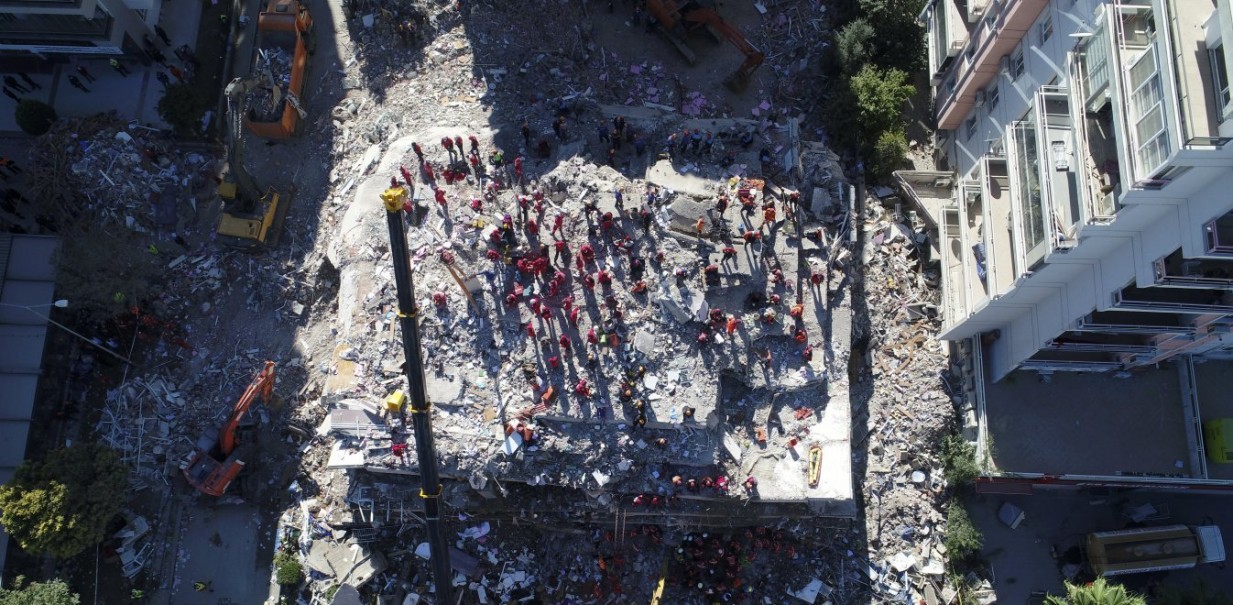 Θρήνος στην Τουρκία: Πάνω από 90 νεκροί και 1.000 τραυματίες μετά τον σεισμό