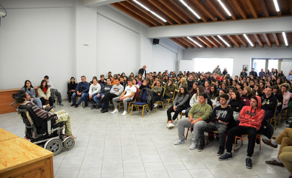 Μαθητές και καθηγητές της Β΄ τάξης του ΓΕΛ Καλαμπάκας, πραγματοποιήσαν δράσεις για τα τροχαία ατυχήματα και την οδική ασφάλεια