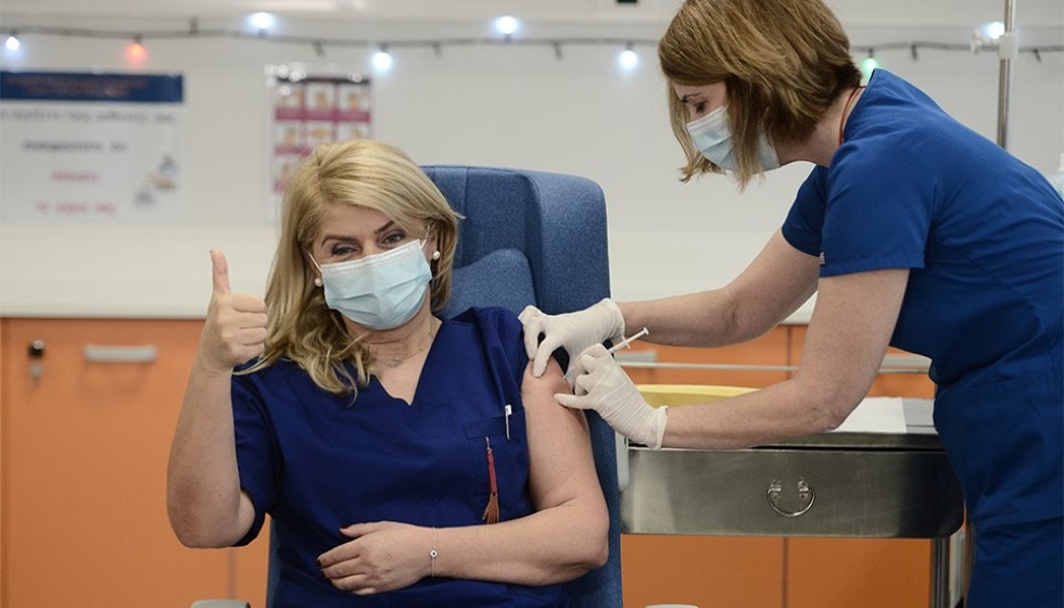 Ο πρώτος εμβολιασμός στην Ελλάδα είναι γεγονός! Εμβολιάστηκε η Ευσταθία Καμπισιούλη