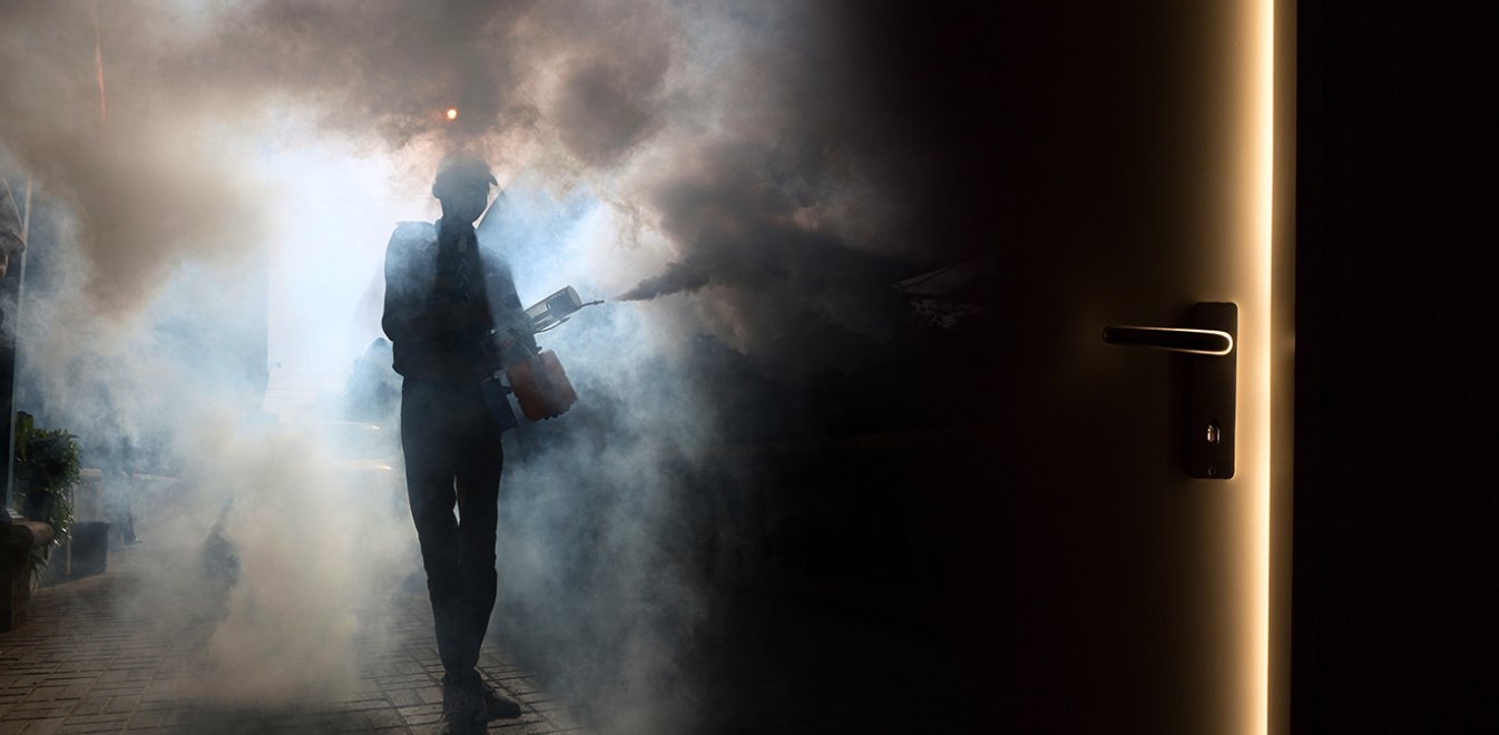 ΕΟΦ: Μην αφήνετε να σας ψεκάζουν στις εισόδους