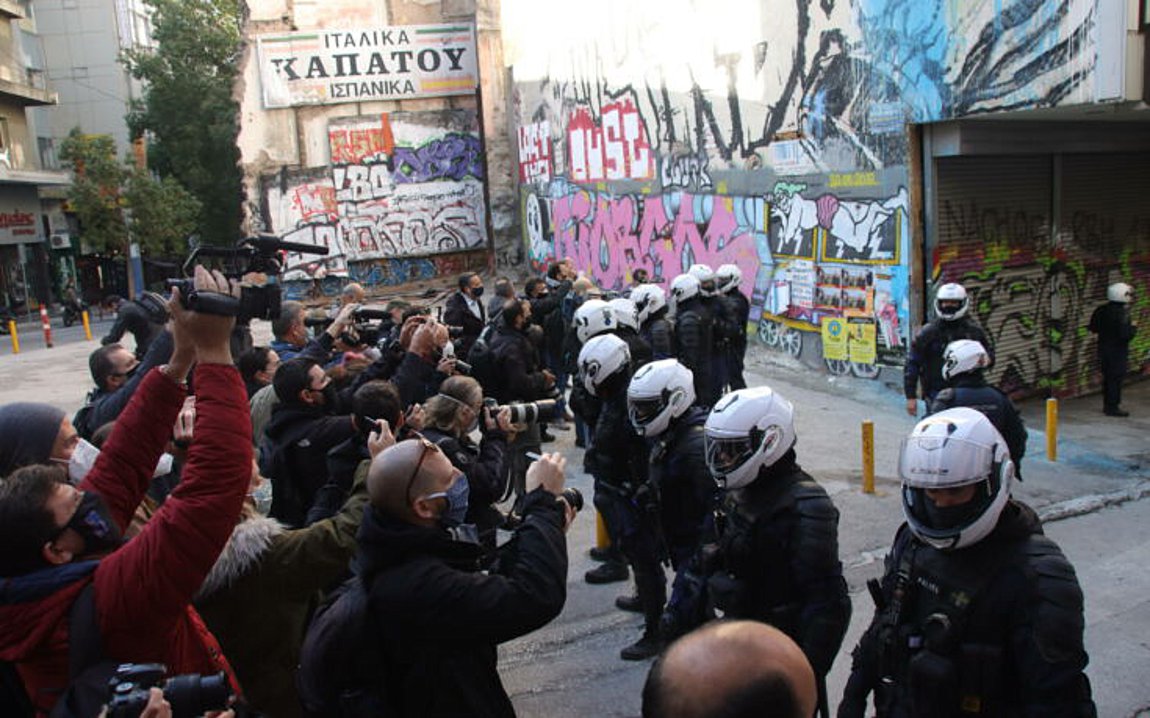 Δεκάδες προσαγωγές στα Εξάρχεια - Μπλόκα της ΕΛ.ΑΣ. σε όλη την Ελλάδα