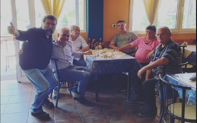 Ο Χρίστος Λιάπης αποχαιρετά τον Γιάννη Ζαμπούρα που έπιασε τη μάχη με τον Κορωνοιό