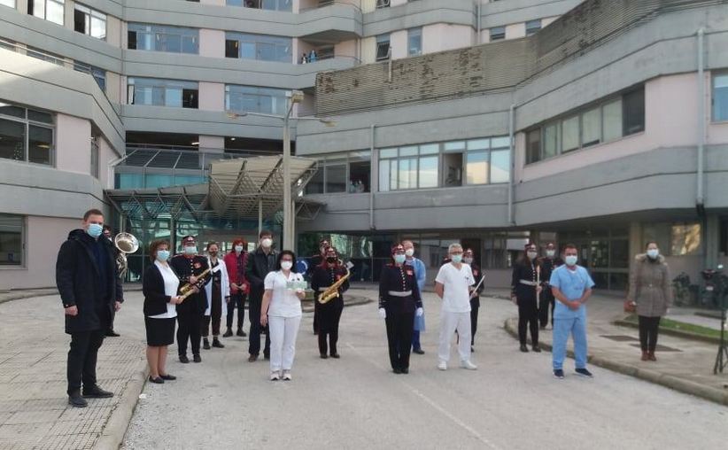 Κάλαντα αισιοδοξίας από τη Δημοτική Φιλαρμονική Τρικάλων στο Νοσοκομείο