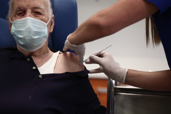 Εμβολιάστηκε και ο 88χρονος, Μιχάλης Γιοβανίδης