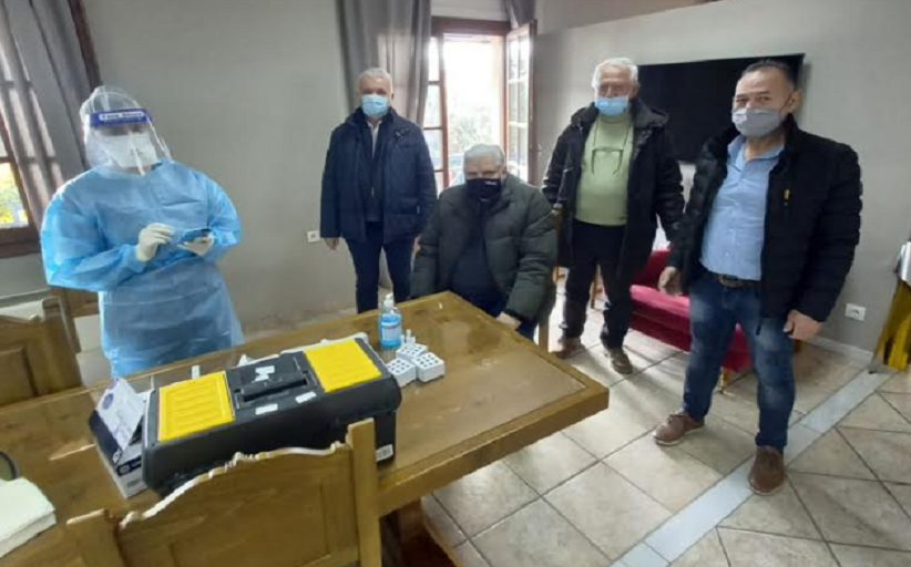 Rapid test πραγματοποιήθηκαν σήμερα στο χώρο του Δημαρχείου